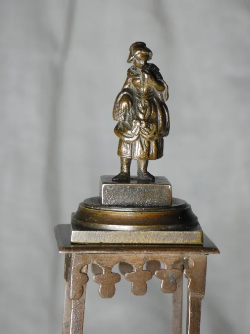 Bronze de Vienne " femme au panier " 19e siècle sur sa sellette