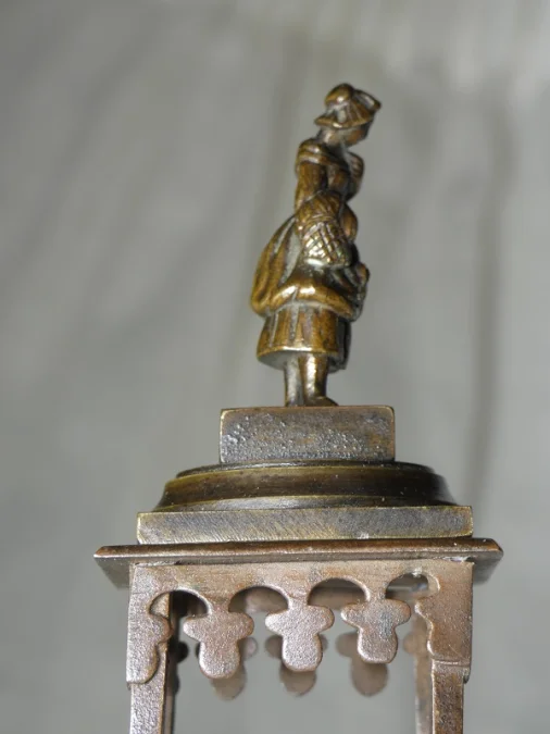 Bronze de Vienne " femme au panier " 19e siècle sur sa sellette