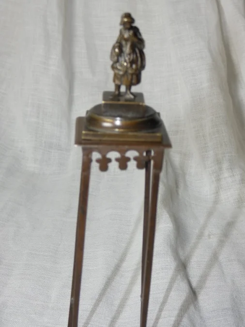 Bronze de Vienne " femme au panier " 19e siècle sur sa sellette