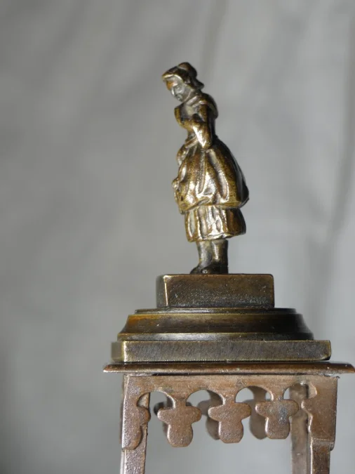 Bronze de Vienne " femme au panier " 19e siècle sur sa sellette