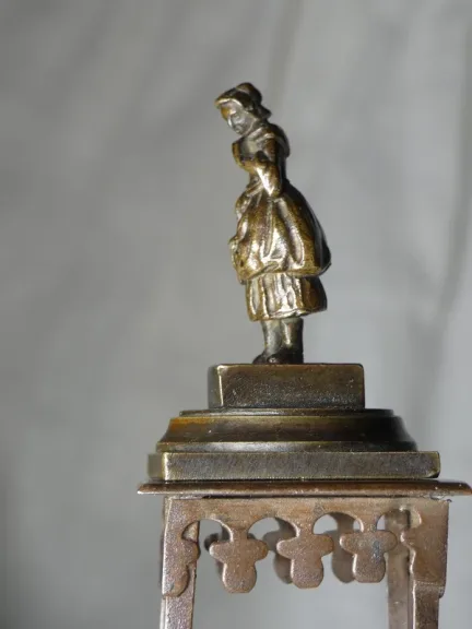 Bronze de Vienne " femme au panier " 19e siècle sur sa sellette