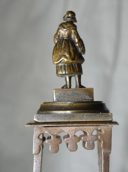 Bronze de Vienne " femme au panier " 19e siècle sur sa sellette