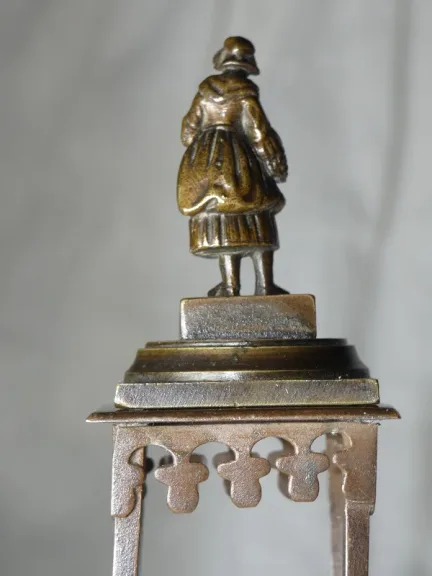 Bronze de Vienne " femme au panier " 19e siècle sur sa sellette