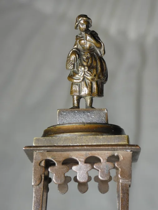 Bronze de Vienne " femme au panier " 19e siècle sur sa sellette