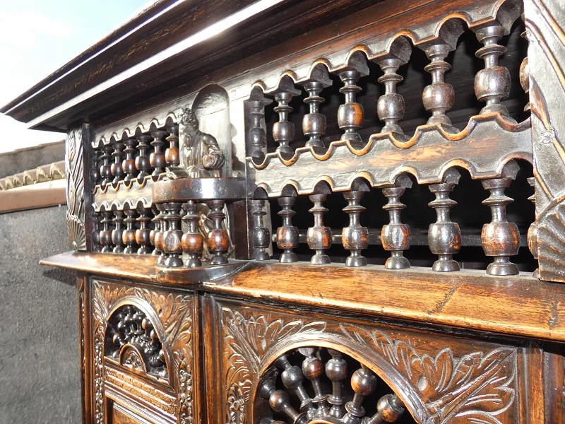 Armoire  garde manger en chataigner Art Populaire Breton 18e ou début 19e