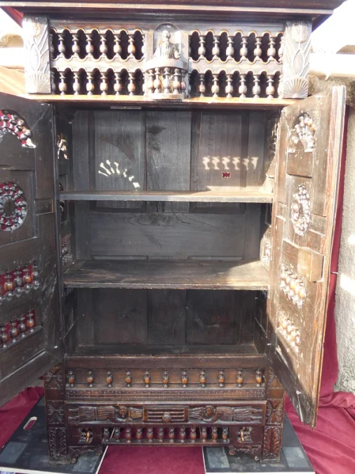 Armoire  garde manger en chataigner Art Populaire Breton 18e ou début 19e