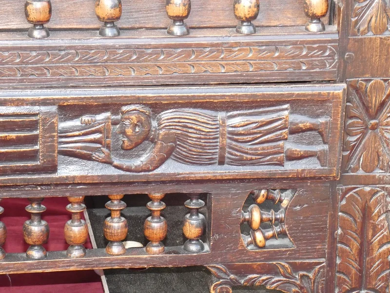 Armoire  garde manger en chataigner Art Populaire Breton 18e ou début 19e