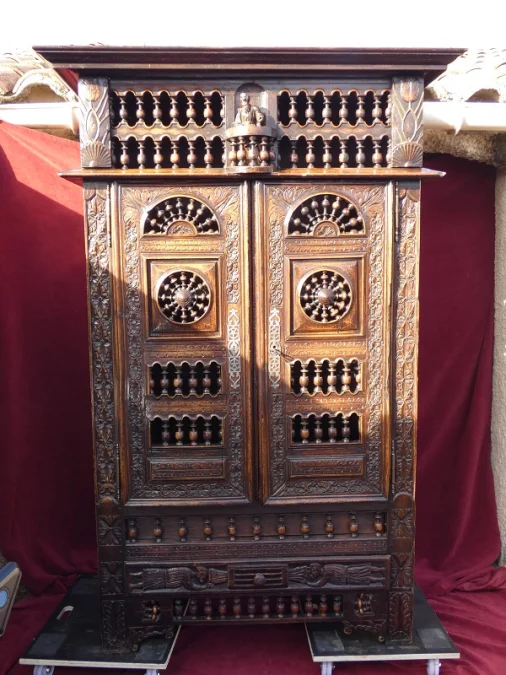 Armoire  garde manger en chataigner Art Populaire Breton 18e ou début 19e