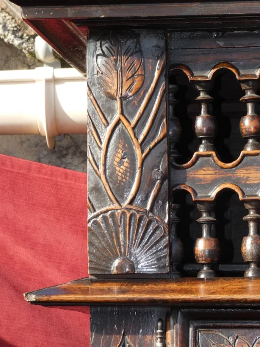 Armoire  garde manger en chataigner Art Populaire Breton 18e ou début 19e