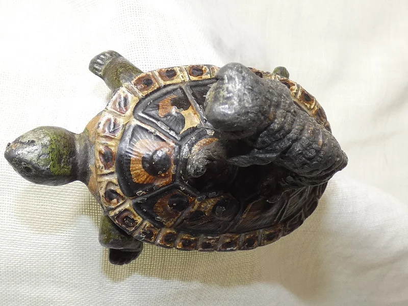 Ancien plomb de Nuremberg "chat chevauchant une tortue" vers 1850 RARE !!!!!