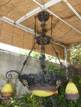 Grand Lustre suspension Art Nouveau Degué fer forgé, bronze ,1 coupe ,3 tulipes