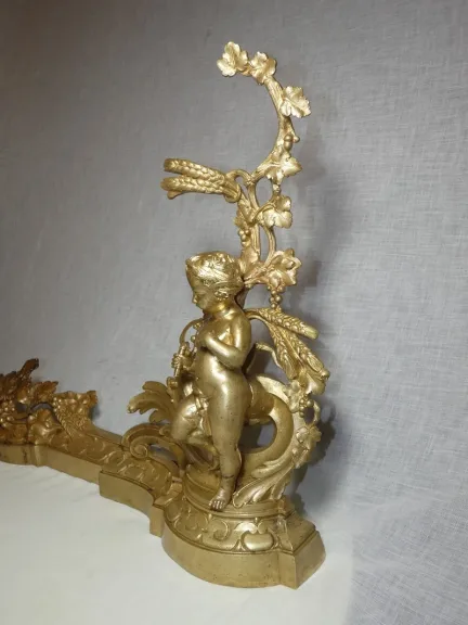 Barre de cheminée aux Bébés style Louis XV 19eme bronze ciselé (F. Barbedienne?)