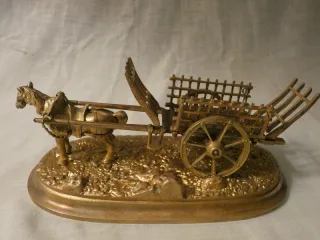 Statue en bronze doré " cheval de trait avec sa charette" 19 ème siècle
