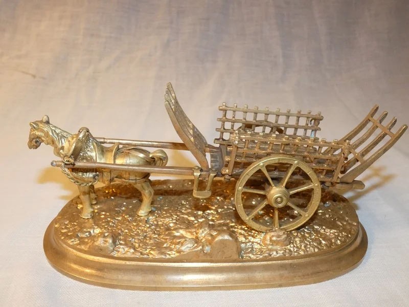 Statue en bronze doré " cheval de trait avec sa charette" 19 ème siècle