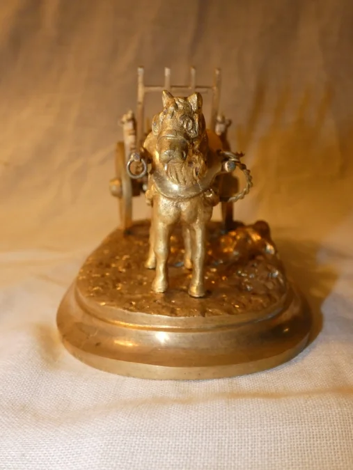 Statue en bronze doré " cheval de trait avec sa charette" 19 ème siècle
