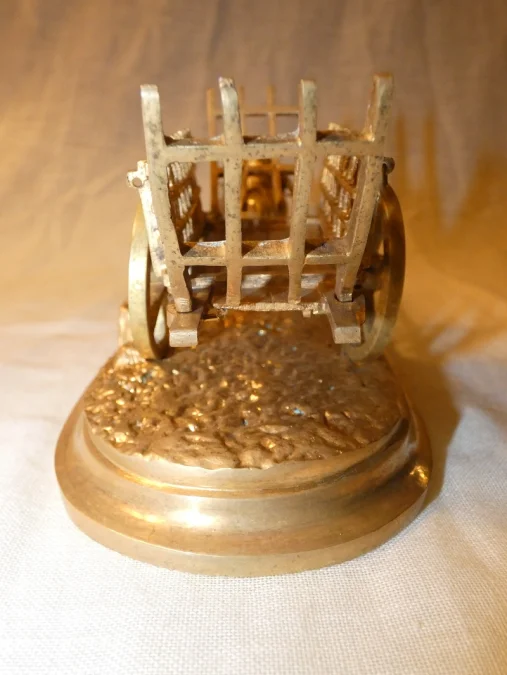 Statue en bronze doré " cheval de trait avec sa charette" 19 ème siècle