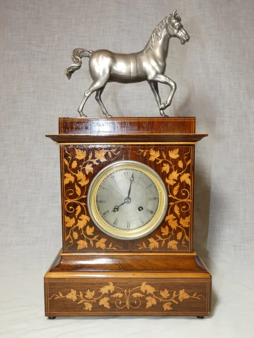 Pendule à "l'étalon Arabe" d'époque Charles X vers 1820 en bronze argenté