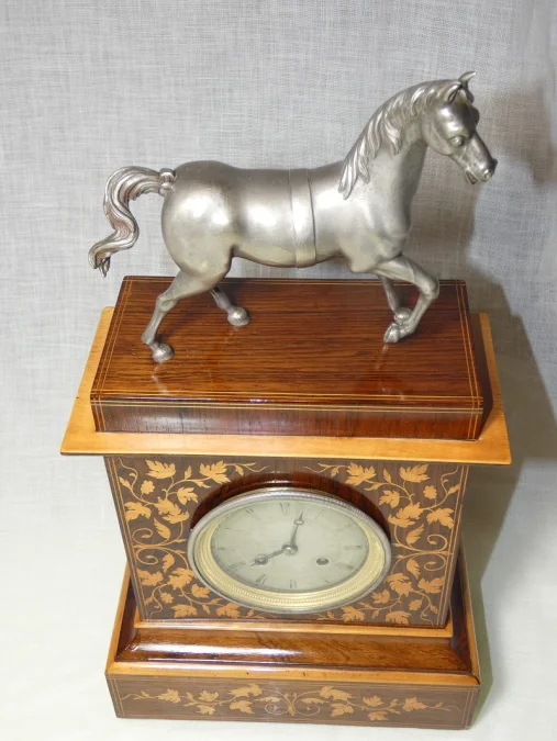 Pendule à "l'étalon Arabe" d'époque Charles X vers 1820 en bronze argenté