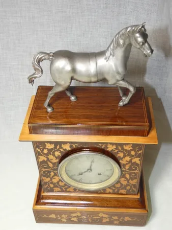 Pendule à "l'étalon Arabe" d'époque Charles X vers 1820 en bronze argenté