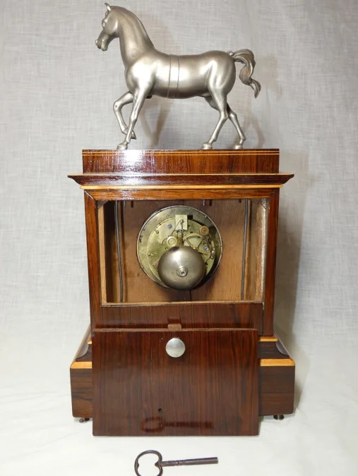 Pendule à "l'étalon Arabe" d'époque Charles X vers 1820 en bronze argenté