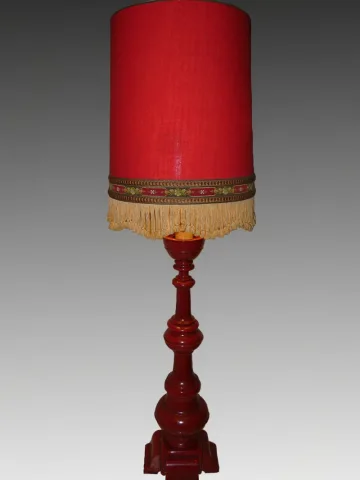 Grand lampadaire en bois tourné rouge avec abat jour d'origine année 1970