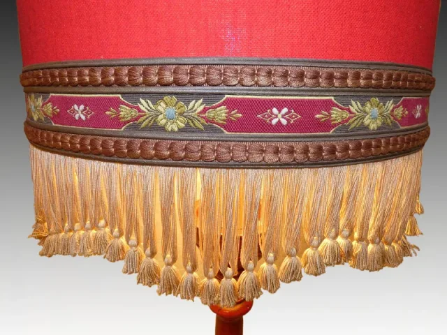 Grand lampadaire en bois tourné rouge avec abat jour d'origine année 1970