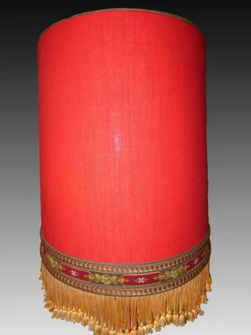 Grand lampadaire en bois tourné rouge avec abat jour d'origine année 1970