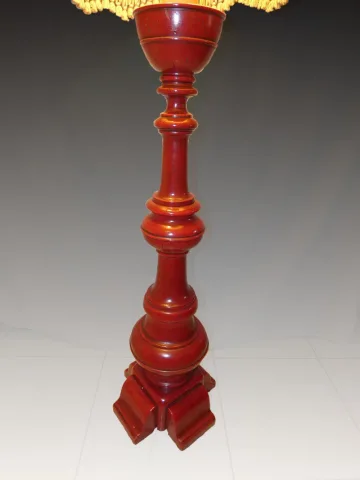 Grand lampadaire en bois tourné rouge avec abat jour d'origine année 1970