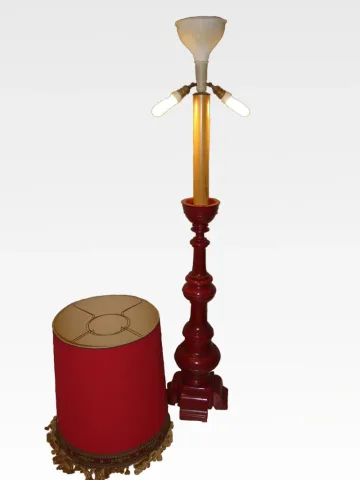 Grand lampadaire en bois tourné rouge avec abat jour d'origine année 1970