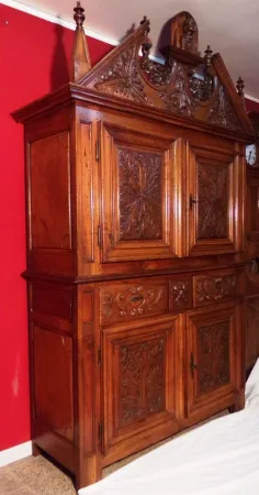 Buffet à deux corps Louis XIII en noyer 17 ème