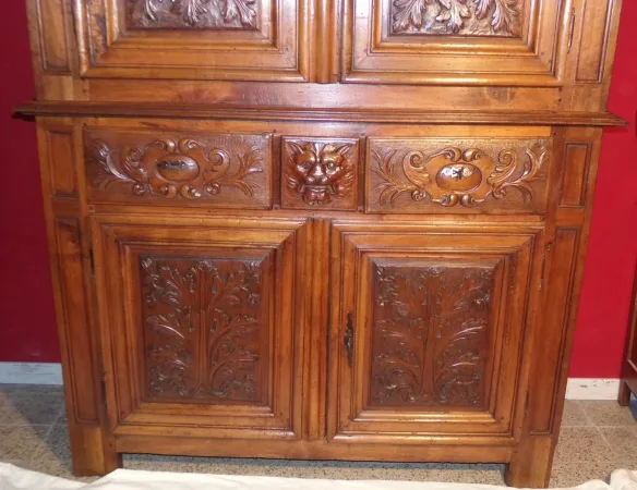 Buffet à deux corps Louis XIII en noyer 17 ème