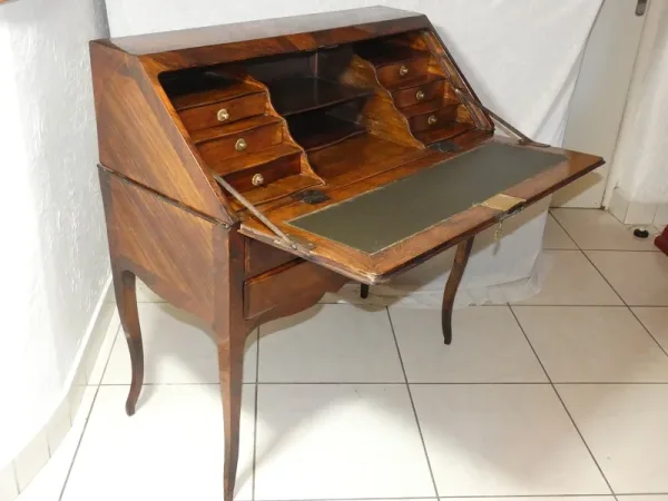 Bureau de pente ou dos d'âne Louis XV 18 ème , bronze au C couronné 1745-1749