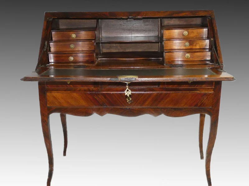 Bureau de pente ou dos d'âne Louis XV 18 ème , bronze au C couronné 1745-1749