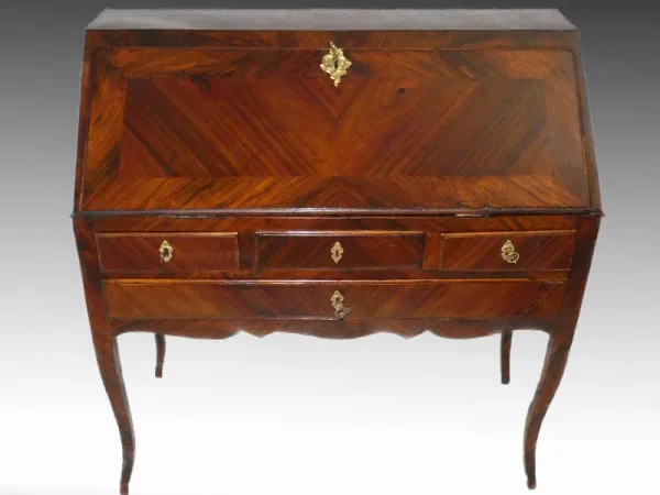 Bureau de pente ou dos d'âne Louis XV 18 ème , bronze au C couronné 1745-1749