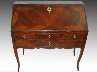Bureau de pente ou dos d'âne Louis XV 18 ème , bronze au C couronné 1745-1749
