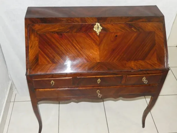Bureau de pente ou dos d'âne Louis XV 18 ème , bronze au C couronné 1745-1749