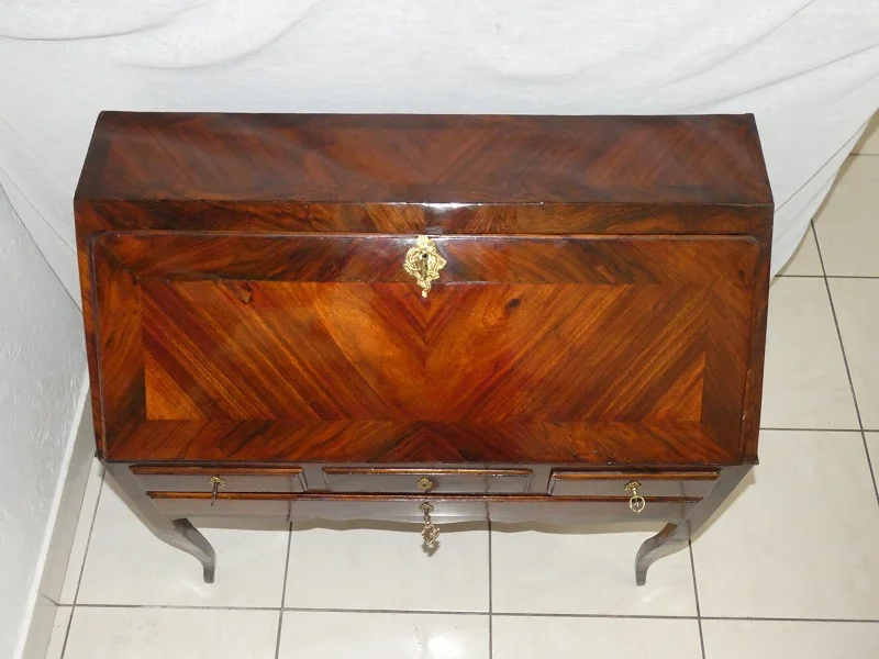 Bureau de pente ou dos d'âne Louis XV 18 ème , bronze au C couronné 1745-1749
