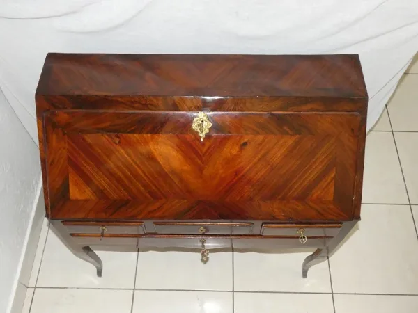 Bureau de pente ou dos d'âne Louis XV 18 ème , bronze au C couronné 1745-1749