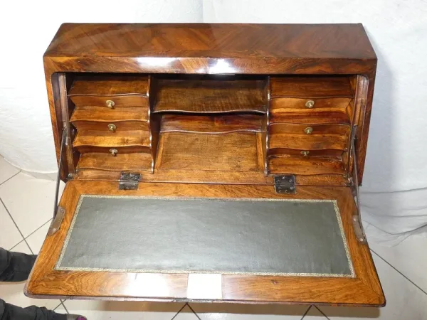 Bureau de pente ou dos d'âne Louis XV 18 ème , bronze au C couronné 1745-1749