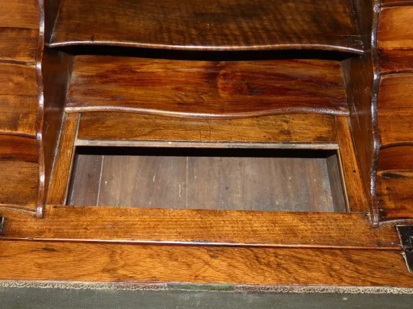 Bureau de pente ou dos d'âne Louis XV 18 ème , bronze au C couronné 1745-1749