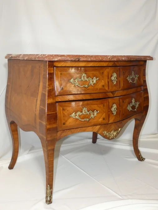 Commode Napolitaine sauteuse marquetée , époque 1ère moitié du 18 ème siècle Italie