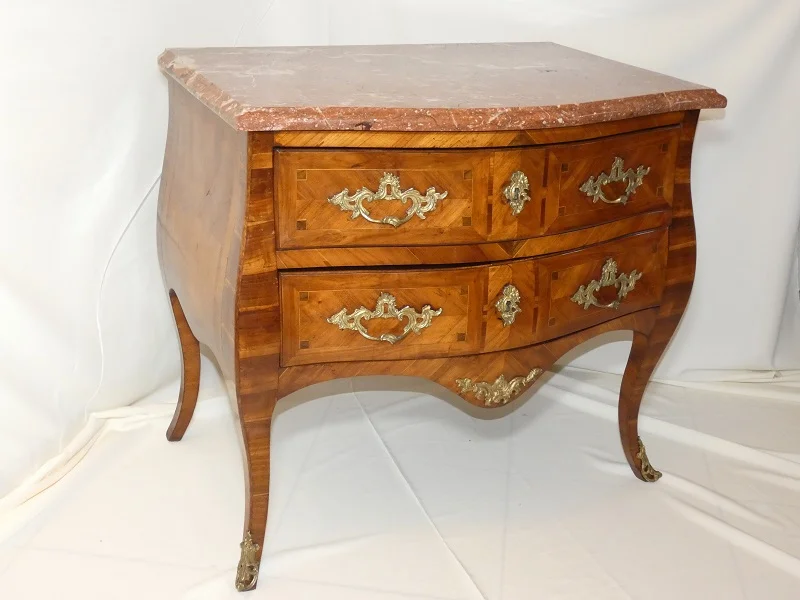 Commode Napolitaine sauteuse marquetée , époque 1ère moitié du 18 ème siècle Italie