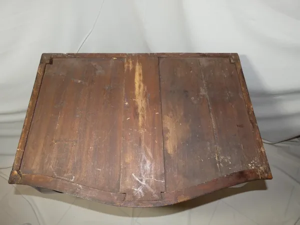 Commode Aixoise sauteuse marquetée , époque 1ère moitié du 18 ème siècle