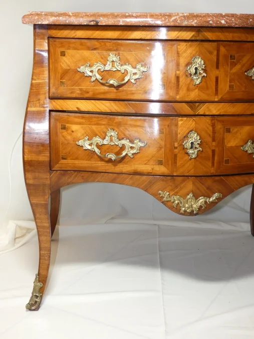 Commode Napolitaine sauteuse marquetée , époque 1ère moitié du 18 ème siècle Italie