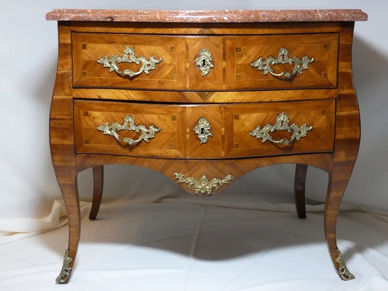 Commode Napolitaine sauteuse marquetée , époque 1ère moitié du 18 ème siècle Italie
