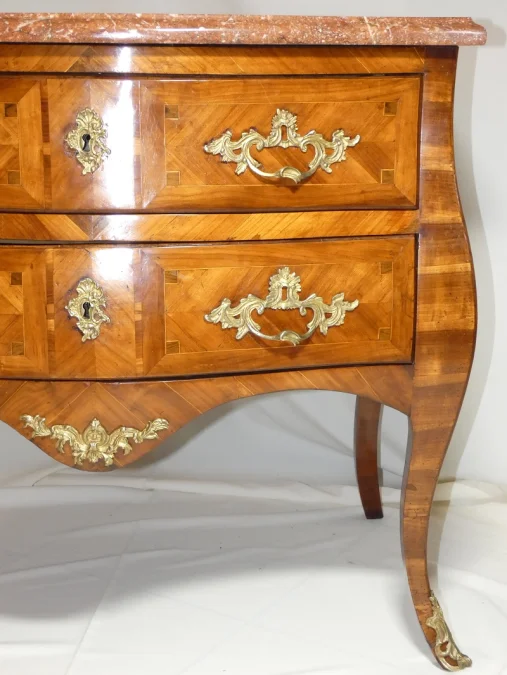 Commode Napolitaine sauteuse marquetée , époque 1ère moitié du 18 ème siècle Italie