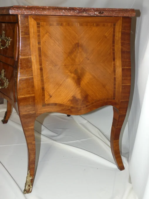 Commode Napolitaine sauteuse marquetée , époque 1ère moitié du 18 ème siècle Italie