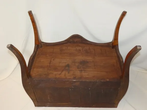 Commode Aixoise sauteuse marquetée , époque 1ère moitié du 18 ème siècle