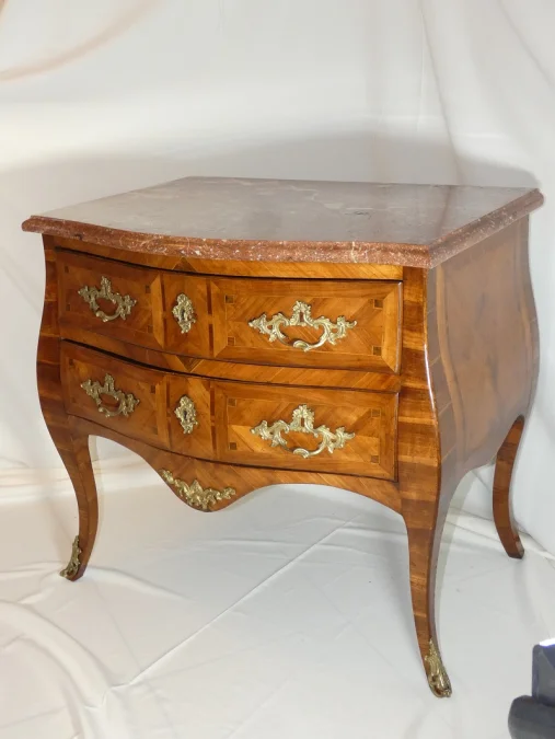 Commode Napolitaine sauteuse marquetée , époque 1ère moitié du 18 ème siècle Italie