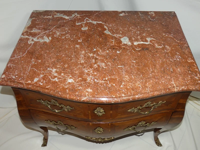 Commode Napolitaine sauteuse marquetée , époque 1ère moitié du 18 ème siècle Italie